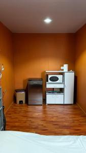 乌图罗阿Rupe Rupe Lodge的客房设有带微波炉和冰箱的客房。