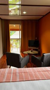 乌图罗阿Rupe Rupe Lodge的一间卧室配有一张床铺、椅子和一张桌子