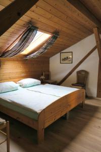 申贝格Ferienwohnung Degner的阁楼上的卧室配有一张大床