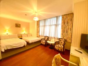 桃园市丽华商务大饭店 的酒店客房设有两张床和电视。