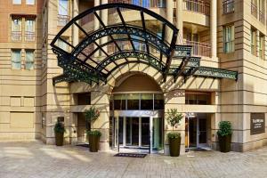 华盛顿威斯汀华盛顿特区乔治城酒店的一座建筑的侧面设有螺旋楼梯