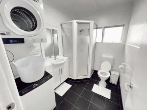苏瓦Gladstone Gem 7 - Suva CBD 2bdrm Apartment的白色的浴室设有水槽和卫生间。