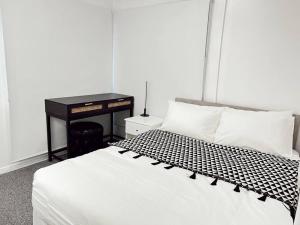 苏瓦Gem 7 Gladstone Apts - Suva CBD 2bdrm的一间卧室配有一张带黑白色棉被的床