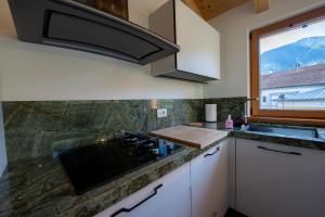 Vodo CadoreAppartamento GreenWood的厨房设有水槽和窗户。
