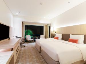 台北台北万豪酒店的酒店客房设有两张床和一台平面电视。