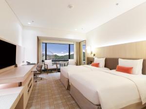 台北台北万豪酒店的酒店客房设有两张床和一台平面电视。