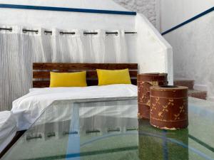 尼夫佐哈Palmera by LOREN VILLAGE的一间卧室配有一张床和一张玻璃桌