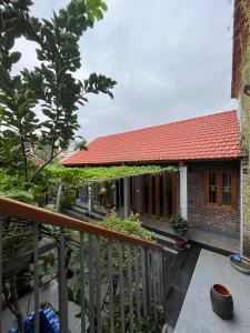 河内Villa Đường Lâm- Sơn Tây的阳台享有红色屋顶房屋的景致