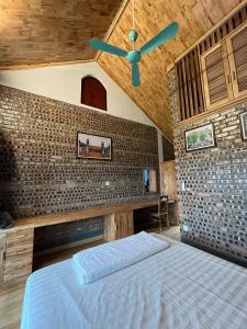 河内Villa Đường Lâm- Sơn Tây的一间卧室配有一张床和吊扇