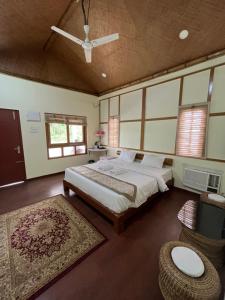 Jyoti GaonManas Jungle Retreat的一间卧室配有一张大床和地毯。