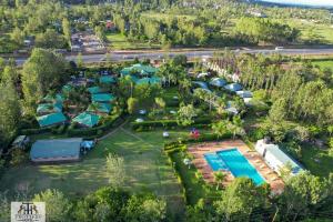 GituraEQUINE RESORT的享有度假村空中景致,设有游泳池和帐篷。