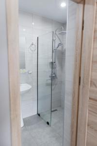 卡兹贝吉ALOFT的一间带玻璃淋浴和水槽的浴室