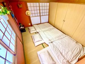 小豆岛星ノソラ的小房间设有两张床和窗户