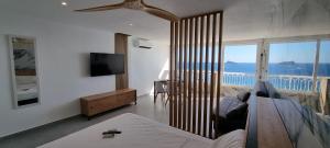贝尼多姆Principado Benidorm Suites Levante的海景客厅
