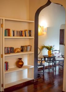 马林迪Saffron Garden Malindi的客厅设有书架,书架上摆放着书籍