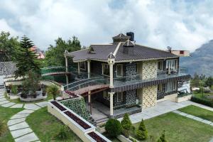 科代卡纳尔Le Mistral, Kodai - Luxury Villa的享有花园房屋的空中景致