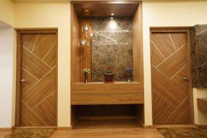 科代卡纳尔Le Mistral, Kodai - Luxury Villa的走廊设有木门和步入式淋浴间