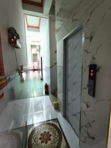 芹苴Khách sạn Ngọc Mai 2的一间空房间,有门,铺有瓷砖地板
