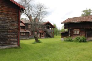 雷克桑德Leksands Folkhögskola的院子里一群古老的木结构建筑