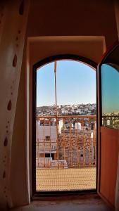 希伯仑Lamar Guesthouse - Hebron的海景客房的窗户