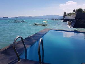 甘地达萨水族生态度假酒店的水中的一个游泳池,水中有一个船