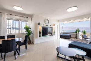 埃拉特Desert and Sea-penthouse Full Sea view的客厅配有沙发和桌子