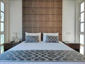 波德申Solesor Kampong Beach Resort的一间卧室配有一张大床和木制床头板
