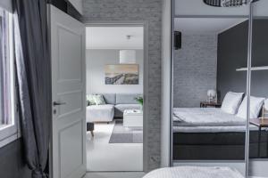罗瓦涅米Arctic Holiday Apartments 3的一间卧室设有一张床和一间客厅。