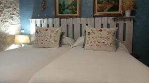 奥卡尼亚Habitación en Ocaña的卧室配有白色的床和2个枕头