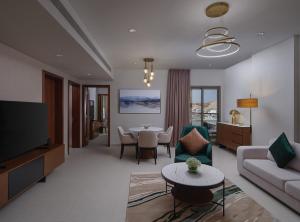 马斯喀特DoubleTree by Hilton Muscat Qurum的客厅配有沙发和桌子