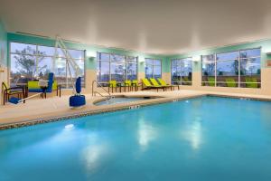爱达荷福尔斯爱达荷瀑布万豪春季山丘套房酒店的一个带黄色椅子和桌子的大型游泳池