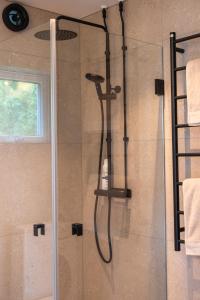 KullavikMalevik Tiny House的带淋浴的浴室,带玻璃门
