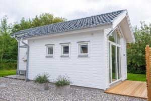 KullavikMalevik Tiny House的白色的小房子,有斜屋顶