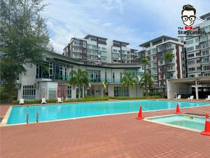 古晋Staycation Homestay 14 P Residence kuching condo的一座大建筑前的游泳池