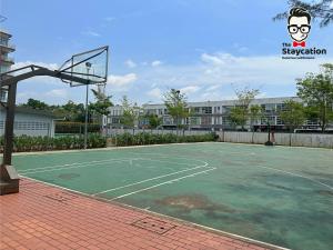 古晋Staycation Homestay 14 P Residence kuching condo的一座空的网球场,有篮球架