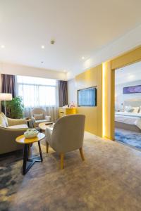 广州壹街叁號·海员宾馆酒店（江南西站）的酒店客房设有床和客厅。