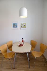 里加City Inn Riga Apartment, Town Hall view with parking的餐桌、椅子和一瓶葡萄酒