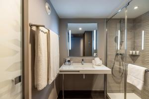 马赛AC Hotel by Marriott Marseille Prado Vélodrome的一间带水槽和淋浴的浴室