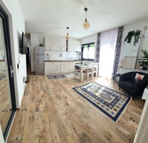 泽尔内什蒂Apartament Eminescu的厨房和客厅,铺有木地板
