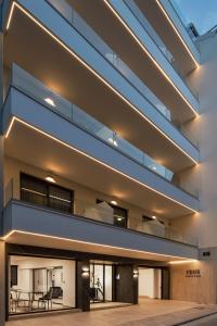 约阿尼纳Cens Platinum Luxury Suites的享有带灯的房屋外部景致