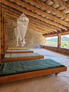 Canet de AdriCa n'Heras的木天花板的客房内的一排床位