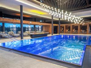 韦格沙伊德Wellness & Naturresort Reischlhof的酒店大堂的大型蓝色游泳池