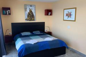 塔科龙特Cliffhanger spectacular view over North Coast的一间卧室配有蓝色的床和2条毛巾