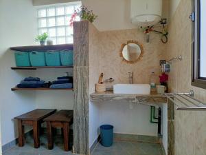 塔那那利佛Maison d'hôtes Akany Fifaliana的浴室配有盥洗盆、镜子和台面