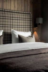 耶卢Highland Lodge Fjellandsby的一间卧室配有带枕头和毯子的床