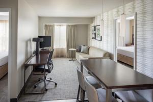 堪萨斯城堪萨斯城传奇万豪原住客栈的酒店客房设有书桌和卧室。