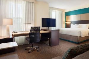 奥兰多奥兰多市中心原住客栈的酒店客房配有一张床和一张带电脑的书桌