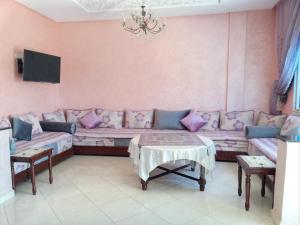 Oulad AkkouVilla的客厅配有沙发和桌子