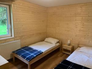 鲁恰内尼达Stanica Wodna PTTK Ukta的小房间设有两张床和窗户