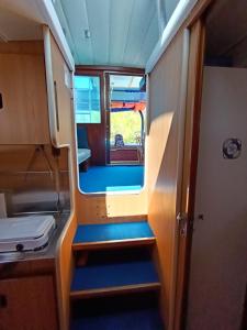 BrovinjeTraditional 2 bedroom houseboat Nova Natalina的小房间,火车上设有门和楼梯